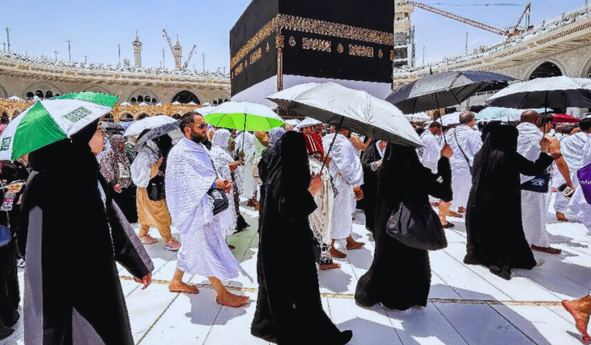 Pilgrims in Mecca in soaring high temperatures